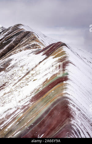 Arc-en-ciel, La montagne enneigée, région de Cuzco au Pérou Banque D'Images