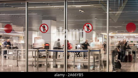 Vue de la sécurité de l'aéroport de portes, sur departre lounge. Banque D'Images