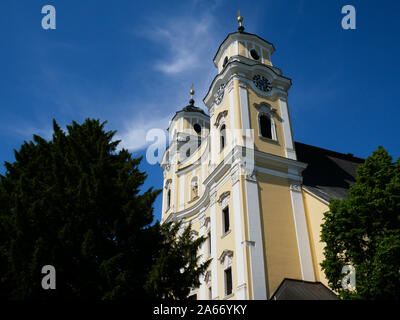 Mondsee/Autriche - 2 juin 2019 : vue sur les tours de la basilique de St Michel dans les Alpes autrichiennes sur le côté Banque D'Images