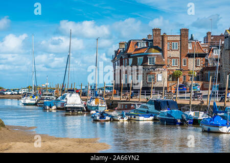 Bateau à Blakeney Quay avec Blakeney Hotel, côte nord du comté de Norfolk, Angleterre, Royaume-Uni. Banque D'Images