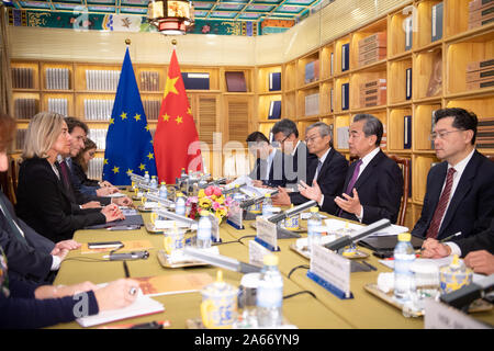 (191024) -- BEIJING, 24 octobre 2019 (Xinhua) -- Le conseiller d'Etat chinois et le ministre des Affaires étrangères Wang Yi rencontre avec l'Union européenne (UE), Haut Représentant pour les Affaires étrangères et la politique de sécurité Federica Mogherini à Beijing, capitale de Chine, le 24 octobre 2019. (Xinhua/Li Xiang) Banque D'Images