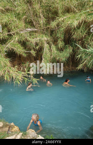 Se détendre dans la rivière naturelle d'eau chaude à la Cascate del Mulino, Saturnia, le sud de la Toscane, Italie. Echelle ici est libre, et très populaire Banque D'Images