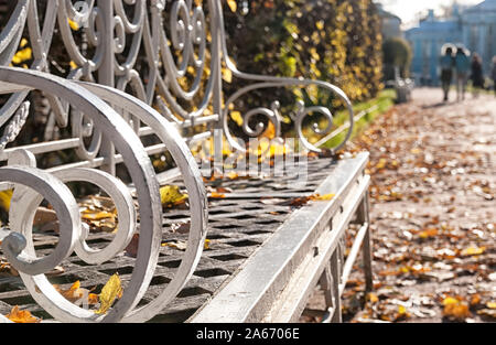 Tsarskoye Selo, Saint-Pétersbourg, Russie - 15 octobre 2019 : banc avec blanc jaune automne feuilles dans la Catherine parc en face de l'AC Banque D'Images