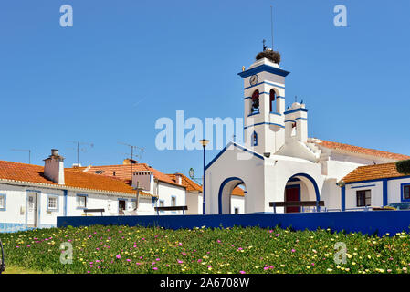 Le petit village traditionnel de Santa Susana, très riche en architecture traditionnelle avec des maisons blanches et bleues un solide autour des fenêtres et des portes. Alentejo, Portugal Banque D'Images