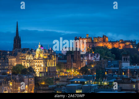 Allumé le château d'Édimbourg contre le ciel bleu à la tombée de la vue à partir de la maison de l'Observatoire, l'UNESCO, Calton Hill, Édimbourg, Écosse, Royaume-Uni Banque D'Images