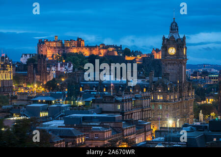 Allumé le château d'Édimbourg et Balmoral Hotel clock tower vue d'Observatoire Maison de village au crépuscule, l'UNESCO, Calton Hill, Édimbourg, Écosse, Royaume-Uni Banque D'Images