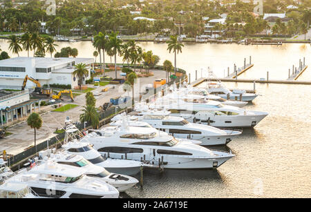 Fort Lauderdale, Florida, USA - 19 septembre 2019 : bateau yacht garé sur un canal avec le soleil qui descendait à Fort Lauderdale Banque D'Images