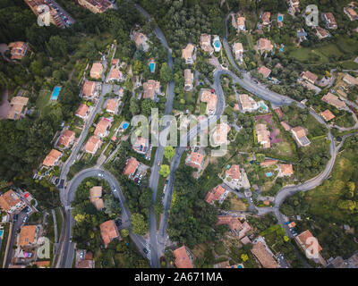 Vue aérienne de la petite ville de Grasse dans le sud de la France Banque D'Images