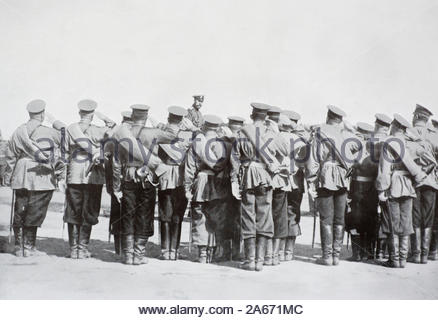 WW1 infanterie russe saluant le Tsar Nicolas II, Empereur de Russie, vintage photographie de 1914 Banque D'Images