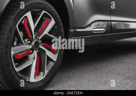 Le chapeau rouge coloré sur une petite voiture de sport Banque D'Images