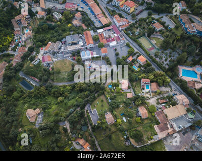 Vue aérienne de la petite ville de Grasse dans le sud de la France Banque D'Images