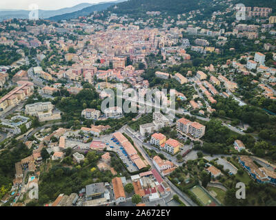 Vue aérienne de la petite ville de Grasse dans le sud de la France Banque D'Images