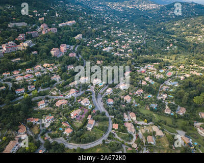 Vue aérienne de la petite ville de Grasse dans le sud de la France Banque D'Images