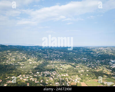 Vue aérienne de la petite ville de Grasse dans le sud de la France Banque D'Images