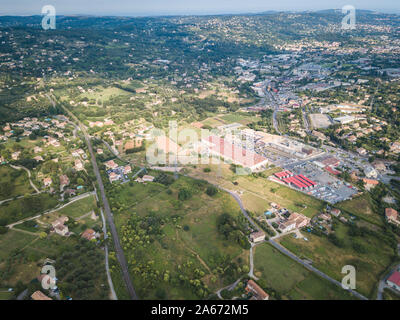 Vue aérienne de la petite ville de Grasse dans le sud de la France Banque D'Images