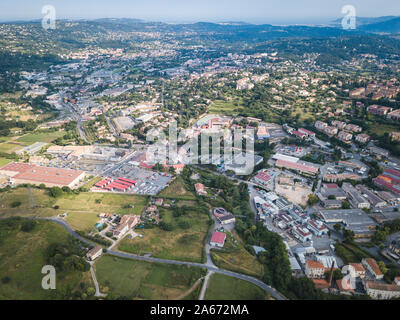 Vue aérienne de la petite ville de Grasse dans le sud de la France Banque D'Images