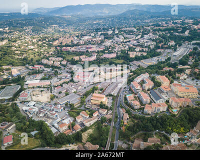 Vue aérienne de la petite ville de Grasse dans le sud de la France Banque D'Images