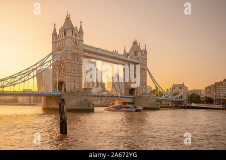 Royaume-uni, Angleterre, Londres, Tower Bridge et la ville au-delà Banque D'Images