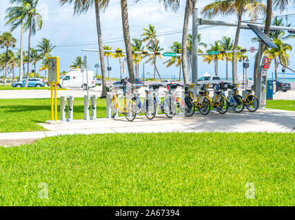 FORT LAUDERDALE, Florida, USA - 20 septembre 2019 : des vélos à louer à des kiosques publics à Fort Lauderdale, en Floride. Banque D'Images