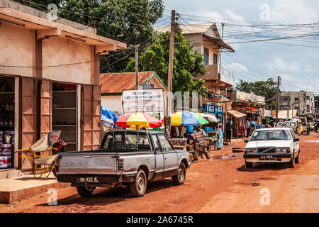 Une longue scène de rue à Serrekunda en Gambie, Afrique de l'Ouest. Banque D'Images