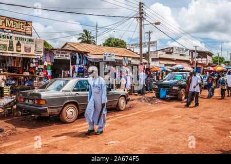 Occupé à Sayerr Jobe Avenue à Serrekunda en Gambie, Afrique de l'Ouest. Banque D'Images