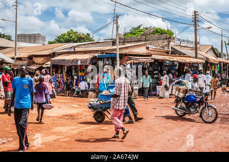 Occupé à Sayerr Jobe Avenue à Serrekunda en Gambie, Afrique de l'Ouest. Banque D'Images