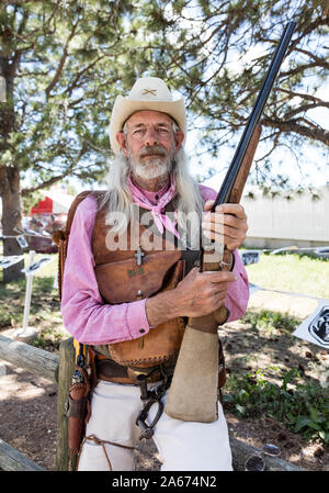 La reconstitution médiévale occidentale Len Peters à l'article sur la ville de frontière à l'assemblée annuelle du rodéo de Cheyenne Frontier Days célébration dans la capitale du Wyoming Banque D'Images