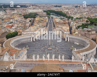 Cité du Vatican ou paysage urbain de Rome. Célèbre place Saint-Peters, obélisque égyptien, Via della Conciliazione, château Sant'Angelo. Vue panoramique depuis le dessus. Banque D'Images