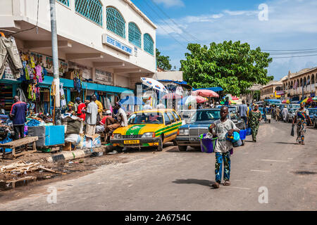 Une longue scène de rue à Banjul en Gambie, Afrique de l'Ouest. Banque D'Images