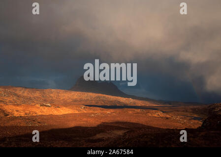 Ciel d'orage sur la montagne Suilven, Sutherland Banque D'Images