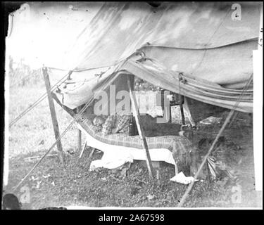 Westover Landing, en Virginie, le Lieutenant-colonel Samuel W. Owen, 3d Texas Cavalry, pris la sieste Résumé : Guerre civile sélectionné des photographies, 1861-1865 Banque D'Images