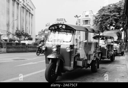 Bangkok, Thaïlande-31 MAR 2018 : taxi Tuk Tuk thaïlandais attend un passager à côté de la route Banque D'Images