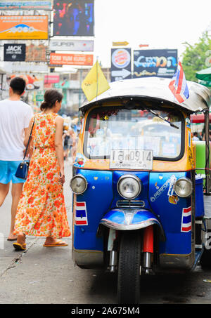 Bangkok, Thaïlande-31 MAR 2018 : taxi Tuk Tuk thaïlandais attend un passager à côté de la route Banque D'Images