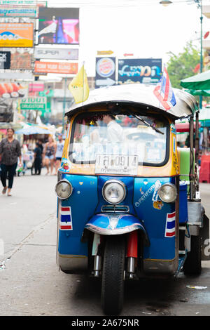 Bangkok, Thaïlande-31 MAR 2018 : taxi Tuk Tuk thaïlandais attend un passager à côté de la route Banque D'Images