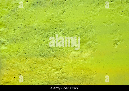 La texture d'un mur peint la plaque de ciment. couleur vert fond. mur avec bosses et petits trous. Banque D'Images
