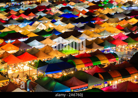 Bangkok, Thaïlande-31 MAR 2018 : marché nocturne Train Ratchada nuit vue aérienne Banque D'Images