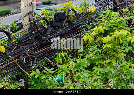 Bangkok, Thaïlande 01 Apr 2018 : taggled chaotique du mess des lignes électriques dans la ville de Bangkok Banque D'Images