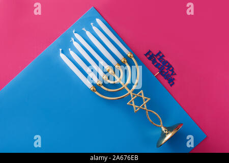 Hanukkah menorah juive sur fond rose et bleu Banque D'Images
