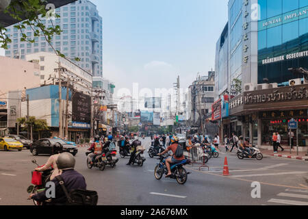 Bangkok, Thaïlande-03 avr 2018 : Bangkok vintage Street view, beaucoup de motos Banque D'Images