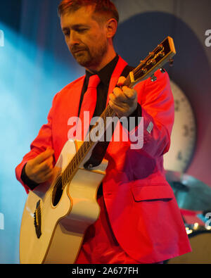 Glasgow, Royaume-Uni. 10 octobre 2019. Sur la photo : Neil Hannon - Chanteur, compositeur et leader de la Divine Comédie. La Divine Comédie en concert à l'ancien Musée Fruitmarket à Glasgow. Ils s'acquittent de leur nouvel album studio 'La politique de bureau'. Crédit : Colin Fisher/Alamy Live News Banque D'Images