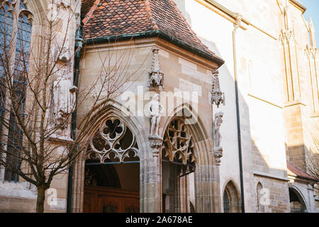 Façade ou extérieur avec des sculptures antiques de l'église Saint Jacob de Rottenbourg ob der Tauber en Allemagne. Lieu religieux et l'attraction de la ville. Banque D'Images