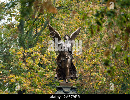 16 octobre 2019, le Brandebourg, Bernau : la déesse de la victoire sur son piédestal Viktoria se trouve en face d'arbres du parc de la ville. Le mémorial de la figure ailée avec Victor's Wreath est érigée près de la muraille de la ville en 1890 selon les plans du sculpteur Friedrich Thiele. Le socle porte l'inscription 'leurs braves guerriers de la glorieuse campagne de 1864, 1866 et 1870/71. En reconnaissant la reconnaissance. La ville de Bad'. Elle commémore l'honneur des soldats de la frontière germano-danoise, Prussian-Austrian et guerres franco-allemand. Photo : Soeren Stache/dpa-Zentralbild/ZB Banque D'Images