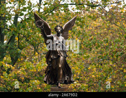 16 octobre 2019, le Brandebourg, Bernau : la déesse de la victoire sur son piédestal Viktoria se trouve en face d'arbres du parc de la ville. Le mémorial de la figure ailée avec Victor's Wreath est érigée près de la muraille de la ville en 1890 selon les plans du sculpteur Friedrich Thiele. Le socle porte l'inscription 'leurs braves guerriers de la glorieuse campagne de 1864, 1866 et 1870/71. En reconnaissant la reconnaissance. La ville de Bad'. Elle commémore l'honneur des soldats de la frontière germano-danoise, Prussian-Austrian et guerres franco-allemand. Photo : Soeren Stache/dpa-Zentralbild/ZB Banque D'Images