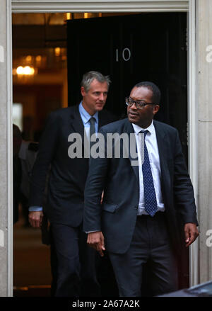 Ministre d'État Zac Goldsmith (à gauche) et ministre d'État au Ministère des entreprises, de l'énergie et de stratégie industrielle Kwasi Kwarteng quitter après une réunion du Cabinet à 10 Downing Street, Londres. Banque D'Images