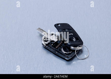 Cassé ou endommagé car key fob sur fond aluminium. Réparation de casse ou dégradation télécommande de n'importe quel véhicule car service.- Image Banque D'Images