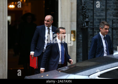 (De gauche à droite), Ministre de l'administration centrale et la croissance locale Jake Berry, Secrétaire Gallois Alun Cairns et secrétaire de l'éducation Gavin Williamson quitte après une réunion du Cabinet à 10 Downing Street, Londres. Banque D'Images