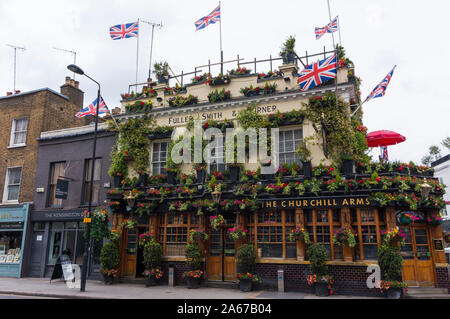 Le Churchill Arms, le pub le plus célèbre de Londres. Pub victorien pittoresque dans la région de Notting Hill, Kensington. Le London pub les plus colorés. Banque D'Images