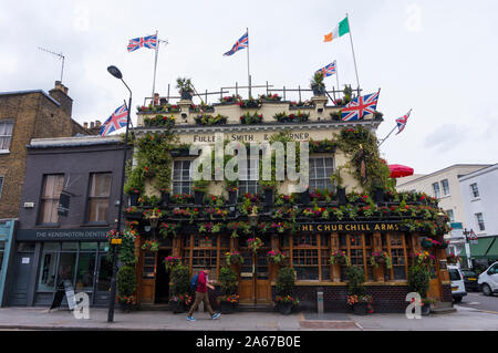 Le Churchill Arms, le pub le plus célèbre de Londres. Pub victorien pittoresque dans la région de Notting Hill, Kensington. Le London pub les plus colorés. Banque D'Images