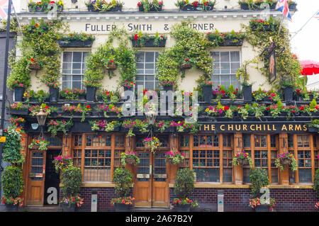 Le Churchill Arms, le pub le plus célèbre de Londres. Pub victorien pittoresque dans la région de Notting Hill, Kensington. Le London pub les plus colorés. Banque D'Images