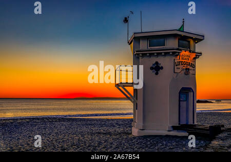 Couleurs incroyables de coucher du soleil à Laguna Beach, célèbre destination touristique en Californie, USA avec une station de sauvetage dans l'avant-plan Banque D'Images